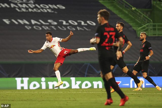Adamsdứt điểm đập chân hậu vệ của Atletico Madrid