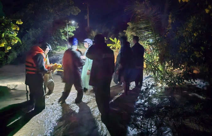 Đội Chữa cháy và cứu nạn, cứu hộ khu vực 6 triển khai công tác tìm kiếm, cứu nạn, cứu hộ ngay trong đêm.