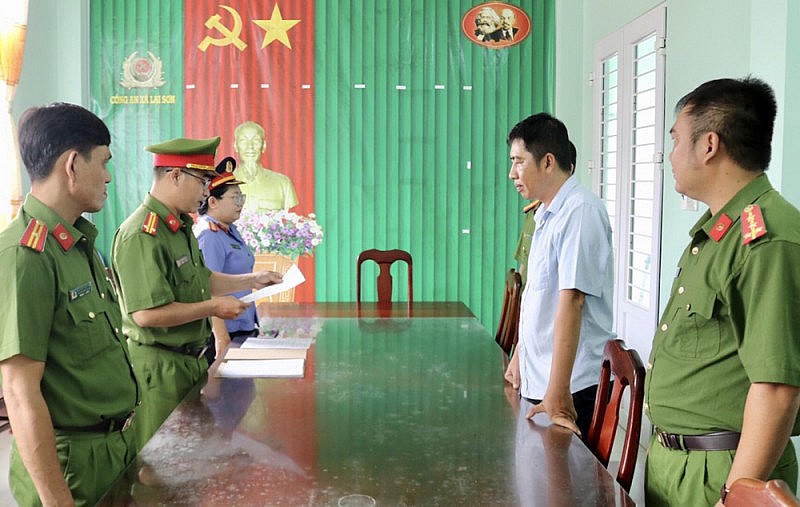 Cơ quan CSĐT đọc lệnh bắt tạm giam bị can Trần Thanh Hùng.