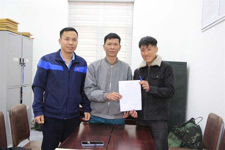 Thanh niên giáo dân Hồ Văn Sơn ở khối 7 phường Quỳnh Xuân viết đơn tình nguyện lên đường nhập ngũ - Ảnh BH.