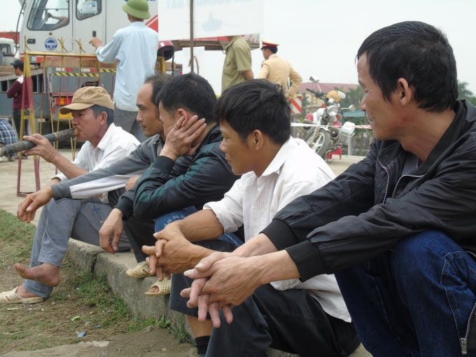 Nhiều người dân thu xếp công việc về đầm Long theo dõi đoàn làm phim.