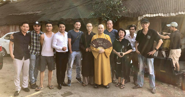 Đạo diễn Phạm Đông Hồng cùng nghệ sĩ Trà My và các diễn viên, thành viên trong ê-kíp quay "Người mẹ một mặt".