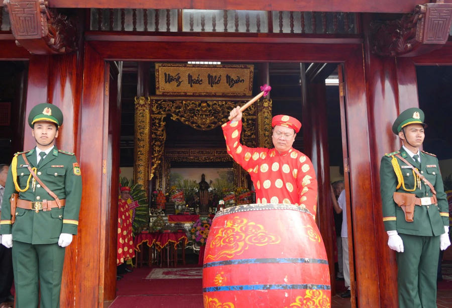 Ông Nguyễn Hồ Hải - Bí thư Tỉnh ủy Cà Mau, đánh ba hồi trống lễ, bày tỏ lòng thành tri ân Đức Quốc Tổ.