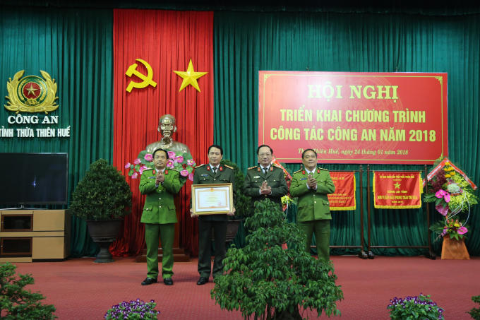 Thứ trưởng Bộ Công an tặng Bằng khen của Thủ tướng Chính phủ cho Công an tỉnh TT. Huế.