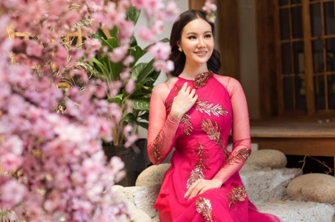 M&ecirc; mẩn ngắm Dương Yến Phi tinh kh&ocirc;i trong t&agrave; &aacute;o d&agrave;i