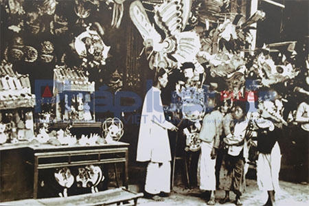 Hay là tiếng kéo lách cách phát ra dưới bàn tay khéo léo của bà cụ 78 tuổi có thâm niên 57 năm làm thợ cắt tóc hiện vẫn đang cắt tóc trên phố Hàng Buồm; người vẽ truyền thần, khắc bút, nặm tò he hay các hoạt động biểu diễn nhạc cụ dân tộc.  (Tác phẩm: Phố Hàng Mã). Ảnh: Loan Bảo.