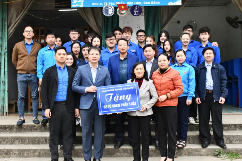 Trường Đại học Luật H&agrave; Nội: H&agrave;nh tr&igrave;nh mang m&agrave;u &aacute;o xanh thanh ni&ecirc;n đến những nơi c&ograve;n nhiều kh&oacute; khăn ảnh 3