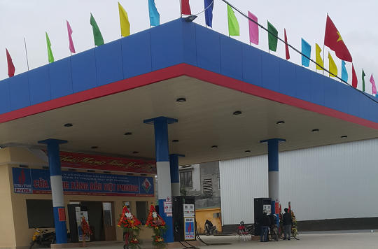 Nhà xưởng b&ecirc;n cạnh c&acirc;y xăng đã hoàn thi&ecirc;̣n và chu&acirc;̉n bị khai thác.