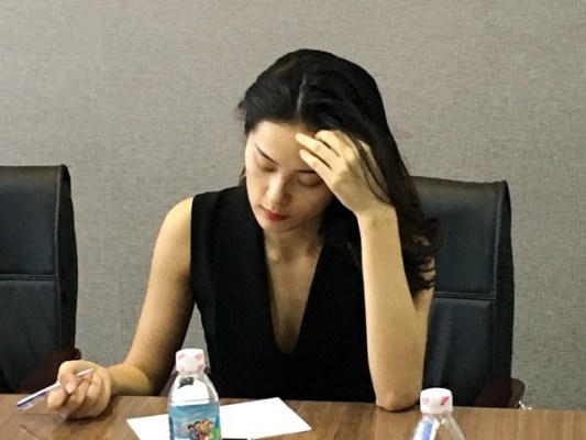 Bên cạnh công việc làm thư ký cho người yêu, cô vẫn tham gia các hoạt động nghệ thuật. Ảnh: internet.