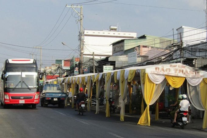 Dựng rạp đ&aacute;m cưới ngay tr&ecirc;n quốc lộ 91 (An Giang) - Ảnh: THANH LI&Ecirc;M/TT