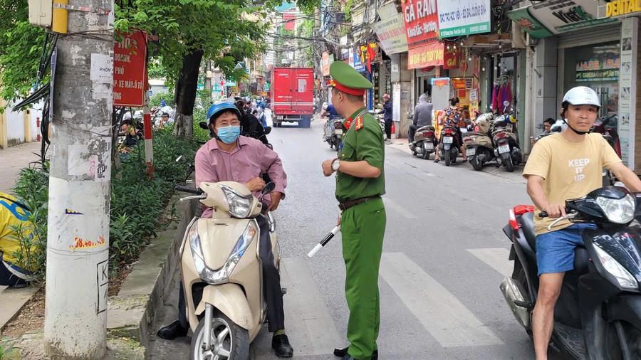 Trước thời điểm kết thúc môn thi lực lượng chức năng đã nhắc nhở hướng dẫn người nhà đến đón thí sinh tới chỗ để xe đúng nơi quy định.