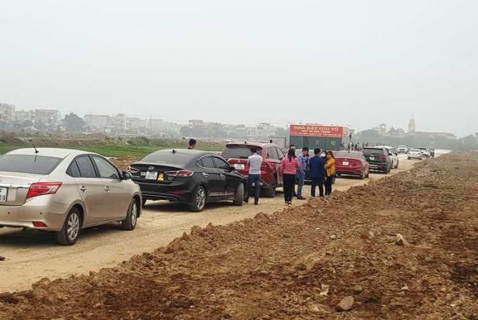 Người dân tại nhiều địa phương quay cuồng trong cơn sốt đất. Ảnh minh họa