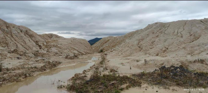 Nhiều nông dân không thể giữ đất canh tác khi mà nguồn lợi từ khoáng sản quá lớn khiến Bảo Lâm, Bảo Lộc trở thành đại công trường khai thác.