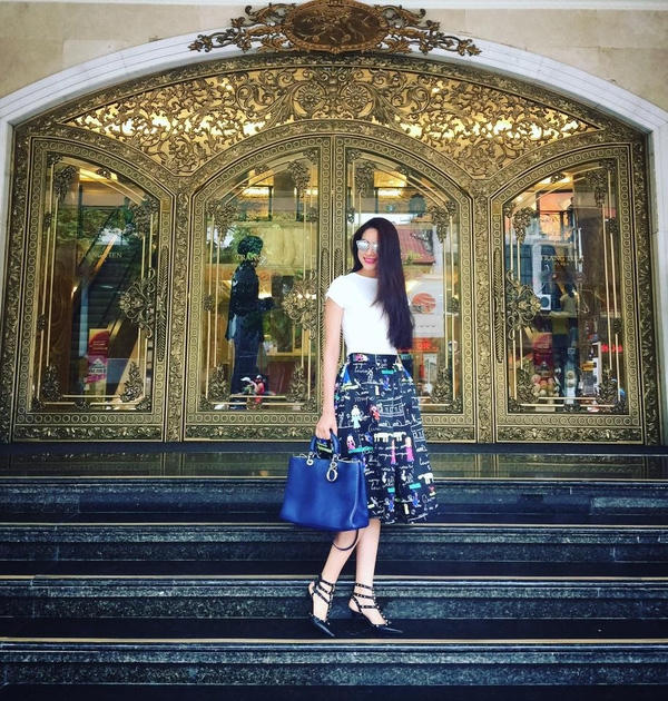 Cũng giống như các bạn gái, túi xách là phụ kiện không thể thiếu của Hoa hậu. Ảnh: internet.