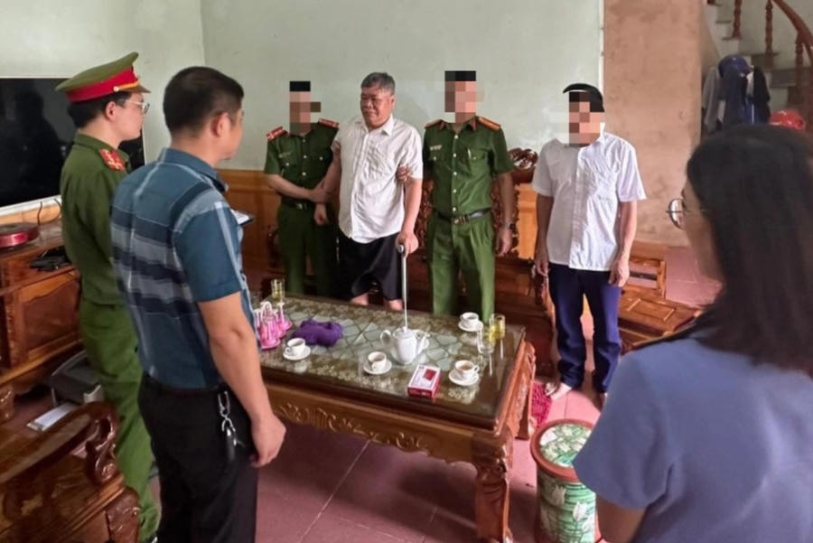 Bị can Linh Văn Túc (áo trắng, tay chống gậy) (Ảnh: Công an Hà Giang).