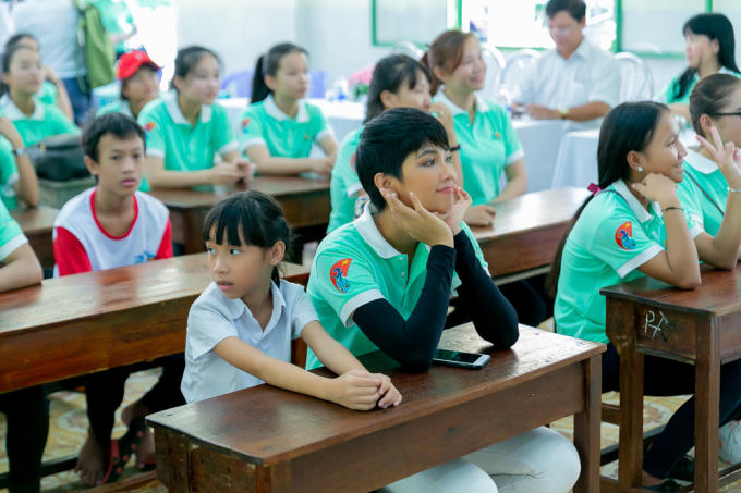 Hoa hậu H'hen Ni&ecirc; h&oacute;a c&ocirc; g&aacute;i d&acirc;n tộc H'M&ocirc;ng tham gia hoạt động cộng đồng tại Đ&agrave; Nẵng