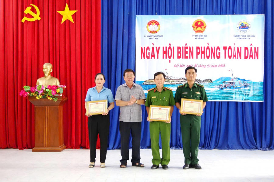 Ông Đoàn Tấn Công - Phó Bí thư Thường trực Huyện ủy, huyện Năm Căn tặng Giấy khen cho các tập thể trong thực hiện Ngày Biên phòng toàn dân.