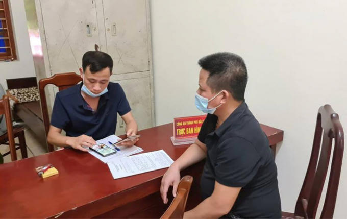 Nguyễn Văn Thiện (phải) bị triệu tập tới Công an TP Bắc Ninh