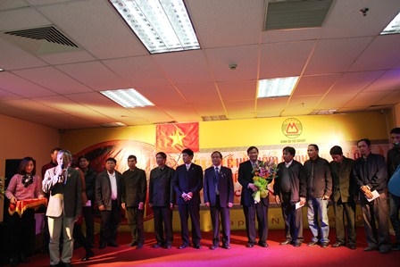 Các cán bộ lãnh đạo, công nhân viên là CCB, cựu quân nhân xúc động khi được tôn vinh.