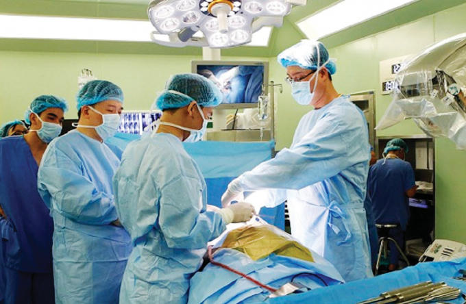 Phẫu thuật nội soi sử dụng robot có độ chính xác cao