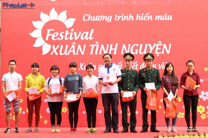 Ban tổ chức chương trình tặng quà cho các cá nhân có thành tích xuất sắc trong công tác tuyên truyền, vận động hiến máu. (Ảnh: Đức Biên)