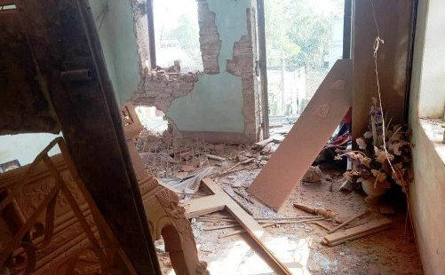 Ngôi nhà tan hoang sau tiếng nổ lớn.