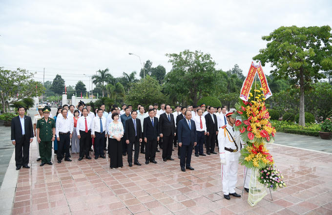 Thủ tướng dâng hoa tại nghĩa trang liệt sỹ.