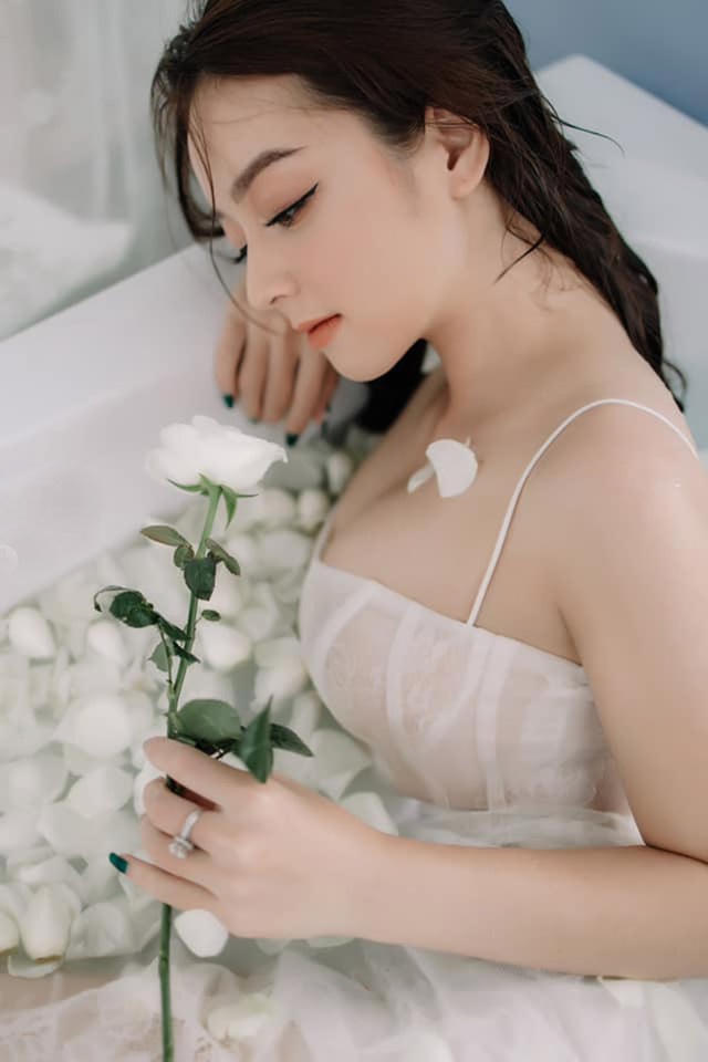 Tuy vậy, Quỳnh Trâm trong cuộc sống đời thực có phong cách gợi cảm bất ngờ. 