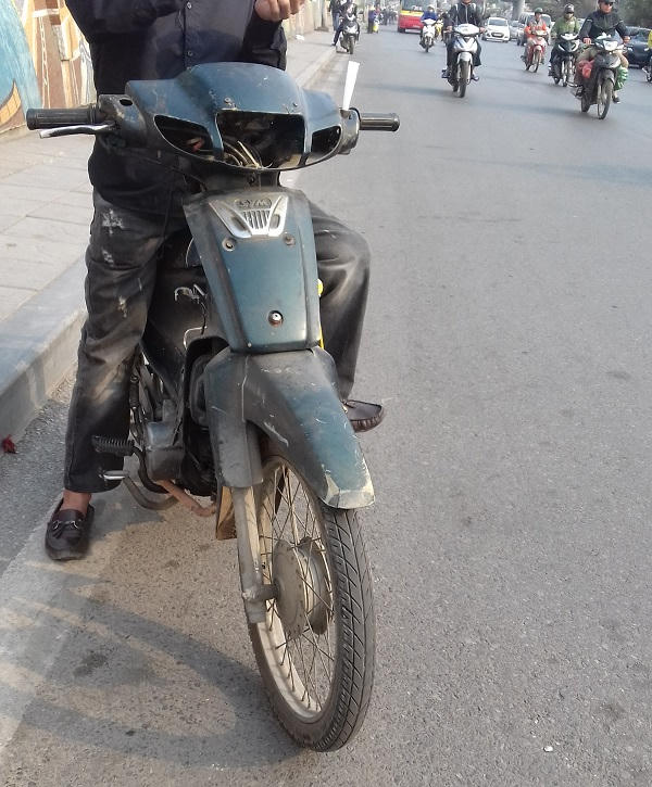 Chiếc xe đã quá cũ bị mất đèn, biển số. Theo quy định thì không được lưu thông trên đường phố, nhưng những chiếc xe như thế này lại tham gia giao thông rất nhiều.