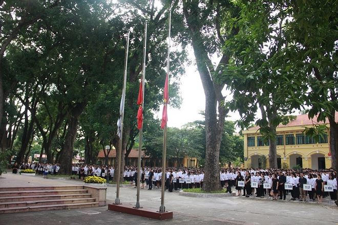 Cờ rủ tại trường THPT Chu Văn An