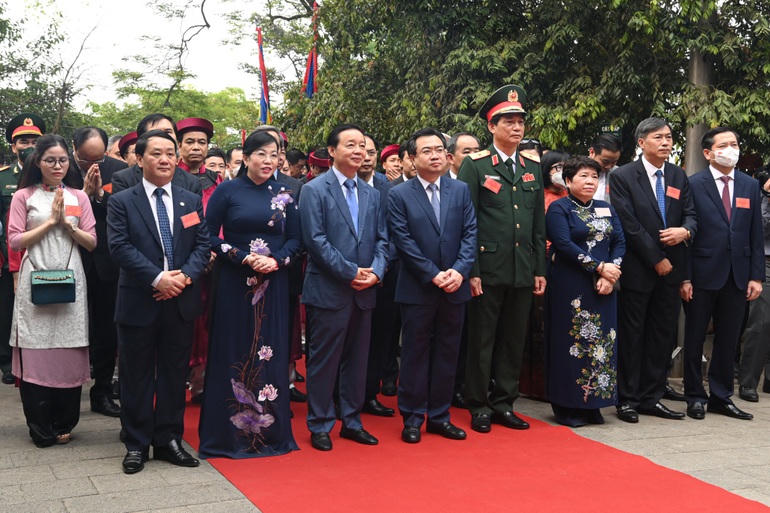 Nhiều lãnh đạo các bộ, ngành, địa phương cùng tham gia dâng hương (Ảnh: Mạnh Quân).