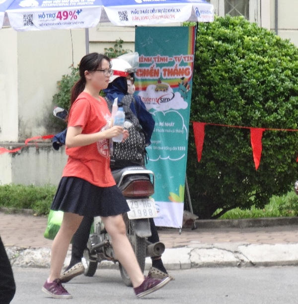Do không quy định rõ về trang phục cho thí sinh khi tham dự kỳ thi THPT Quốc Gia nên nhiều bạn trẻ vẫn lựa chọn váy ngắn là trang phục khi đi dự thi.