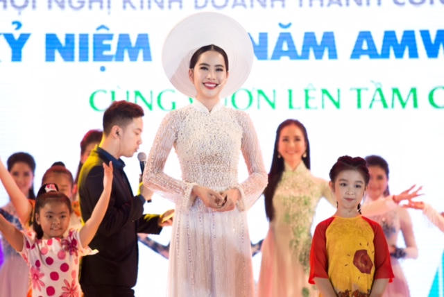 Nam Em mặc &aacute;o d&agrave;i trắng tinh kh&ocirc;i, khoe giọng h&aacute;t ngọt ng&agrave;o c&ugrave;ng &Aacute;i Phương