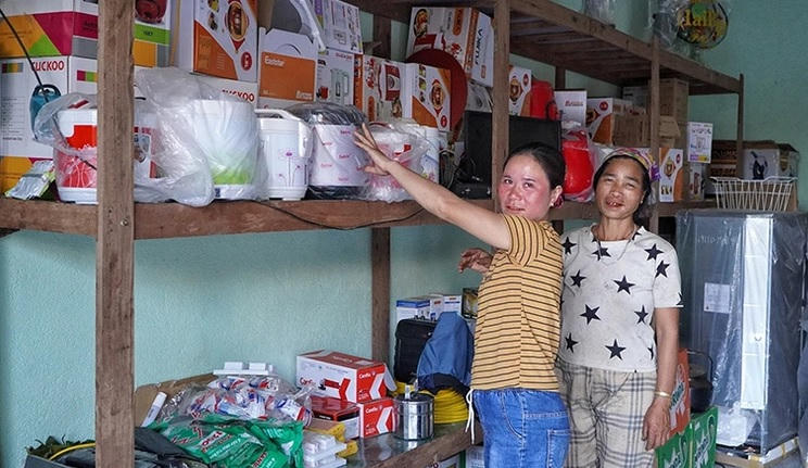 Nhờ có điện lưới quốc gia, nhiều hộ kinh doanh ở vùng sâu đã đưa về nhiều đồ điện gia dụng, phục vụ nhu cầu người dân.