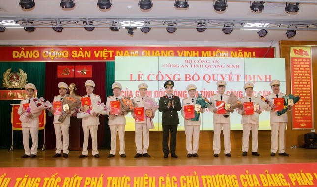Giám đốc Công an tỉnh Quảng Ninh trao quyết định nghỉ công tác hưởng chế độ hưu trí đối với 9 llãnh đạo cấp phòng. Ảnh: Công an Quảng Ninh.