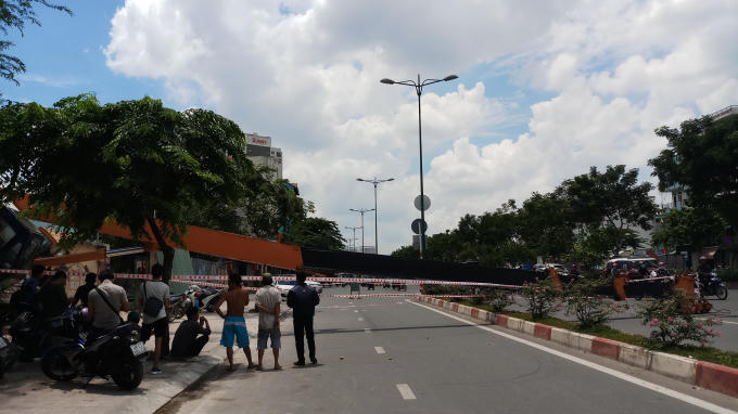 Chiếc cần cẩu nằm chắn ngang đường.