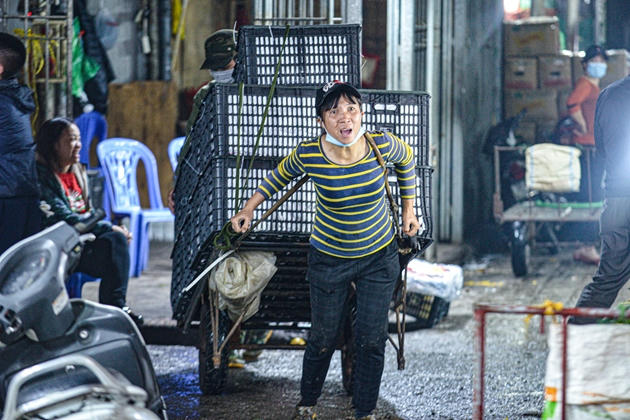 Chuyện về những nữ cửu vạn đêm ở chợ đầu mối Long Biên