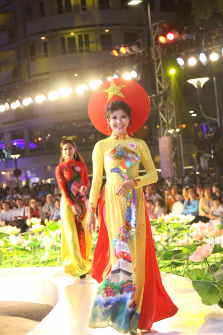 Những cô gái xinh đẹp trong bộ áo dài truyền thống rực rỡ sắc màu.