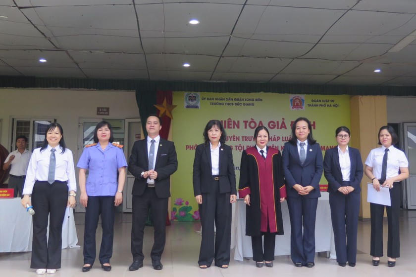 Các luật sư tham gia đóng Phiên tòa giả định.