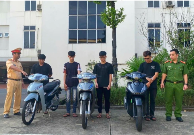 Các đối tượng tại cơ quan công an (Ảnh: Công an cung cấp).