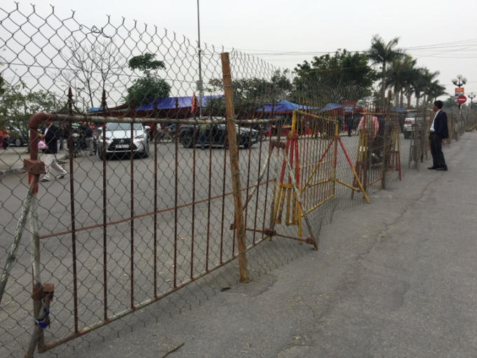 Các rào chắn di động được thiết lập, phân luồng giao thông.