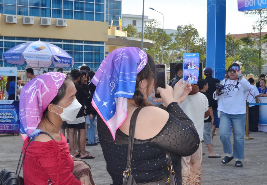 Học sinh, sinh viên trải nghiệm chụp ảnh lấy liền, check-in và chia sẻ lên mạng xã hội.