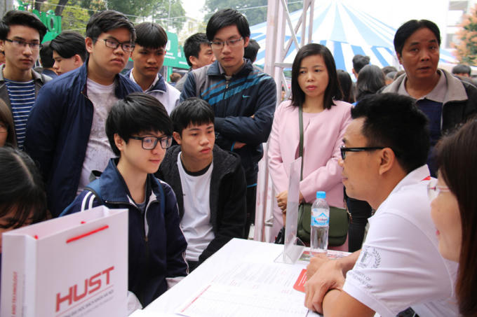150 gian tư vấn của khoảng 80 trường ĐH, CĐ, trường nghề... sẵn sàng cung cấp thông tin cho các em. Ảnh: Nguyễn Thảo