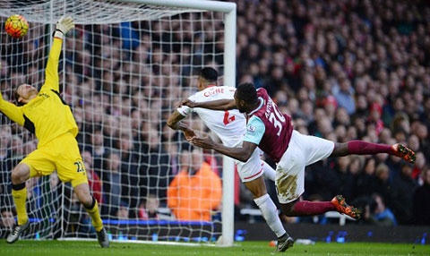 Antonio bật cao đánh đầu mở tỉ số cho West Ham
