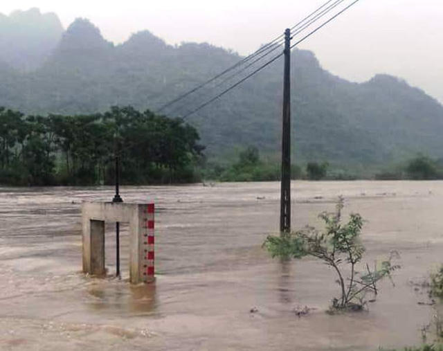 Mực nước sông suối qua huyện Con Cuông đang lên rất cao, gây ngập lụt cục bộ.