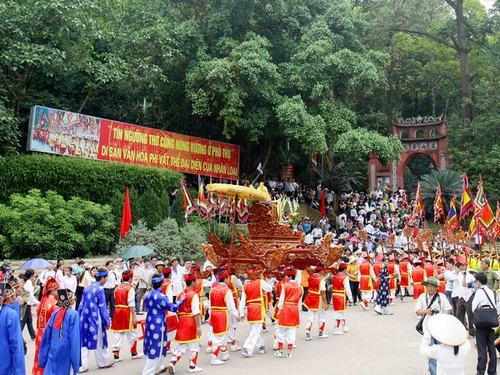 Lễ hội truyền thống của người dân xung quanh khu DTLS Đền Hùng.