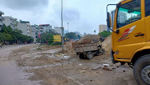 Bãi tập kết vật liệu bị phản ánh lấn chiếm đất nghĩa trang.