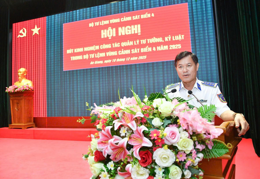 Đại tá Nguyễn Thái Dương - Ủy viên Ban Thường vụ Đảng ủy, Phó Chính ủy Bộ Tư lệnh Vùng Cảnh sát biển 4 phát biểu kết luận Hội nghị