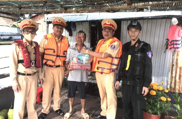Mang Xuân đến với người dân làng bè Long Bình Tân