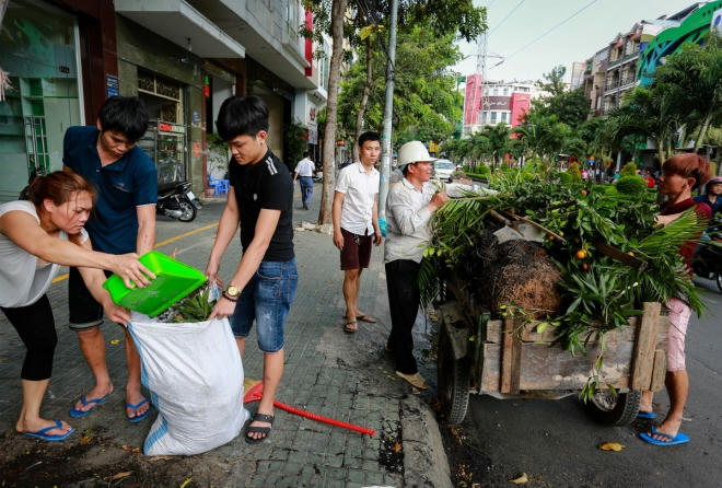 Chị Thoa, chủ một khách sạn cùng nhân viên dọn dẹp vệ sinh. "Trước khách sạn có mấy chậu cảnh này để ở vỉa hè. Giờ mang vào nhà thì chật quá nên tôi cho người khác", chị chia sẻ.